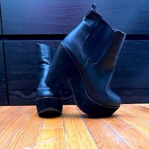 Forever 21 platform Chelsea ankle boots size 10 black faux leather
